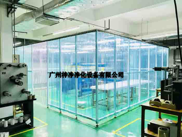 潔凈棚應(yīng)配備獨立的FFU風機過濾單元送風系統(tǒng)，以保證室內(nèi)空氣質(zhì)量。