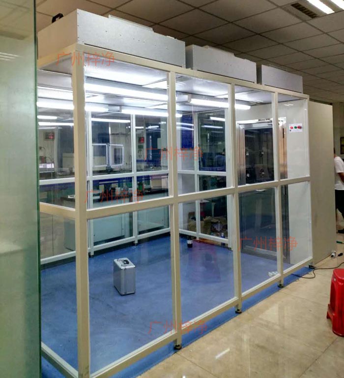 潔凈棚FFU包括初級過濾器和高效過濾器，確保吸入和排出的空氣達到相應(yīng)的潔凈度標準。